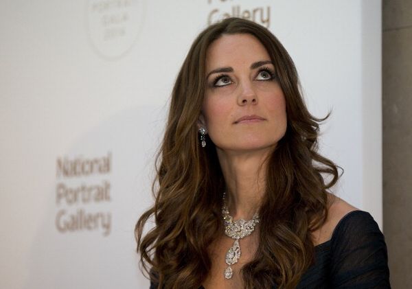 Kate Middleton, abito riciclato e collana di diamanti della Regina