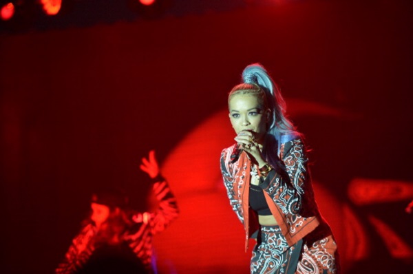 Rita Ora, outfit sbagliato in concerto a Santa Monica