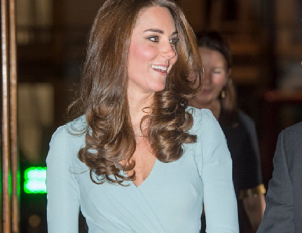 Kate Middleton, bellissima incinta e con un abito aderente 