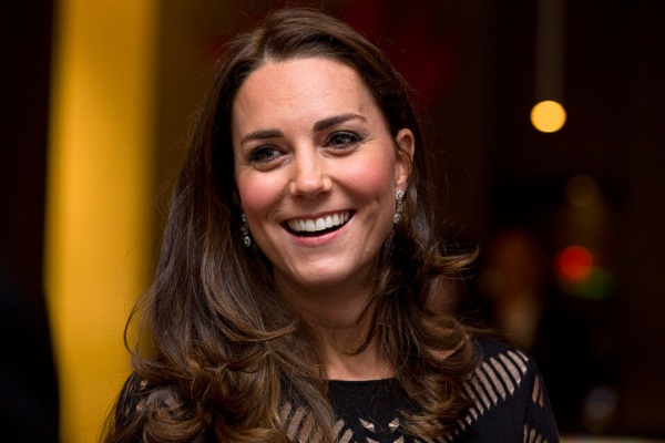 Kate Middleton, outfit total black e pancino in bella mostra