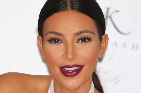 Kim Kardashian, total white per il lancio del suo nuovo profumo