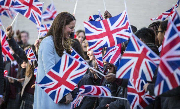 Kate Middleton, pancione sempre più in vista e cappotto sagomato