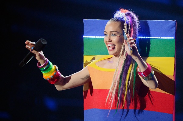 Miley Cyrus, 10 cambi d'abito agli MTV VMA 2015