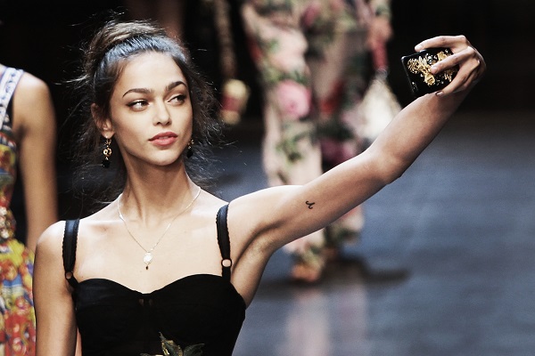 Milano Moda Donna p/e 2016, Dolce & Gabbana a suon di selfie