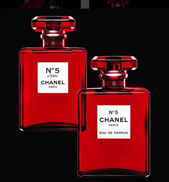 Chanel n.5, l’iconica fragranza si veste di rosso